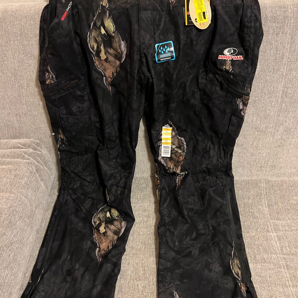 Mens NWT 3X waterproof hunting/black/camo pants.